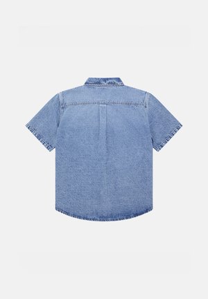 Camicia in denim a maniche corte di colore azzurro chiaro, con colletto classico, dettagli sul retro e orlo curvo con cuciture in evidenza.