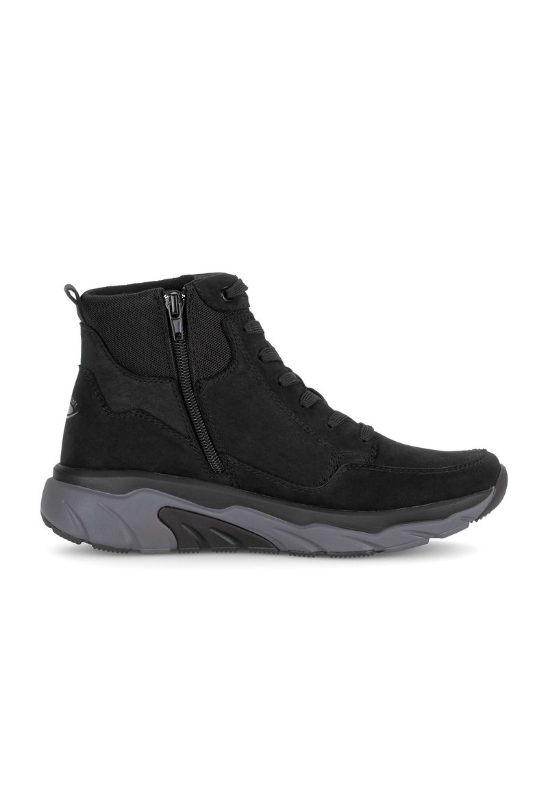 Zwarte high-top sneakers met een combinatie van glad en gestructureerd materiaal, voorzien van een zijrits, vetersluiting aan de voorkant en een grijze rubberen zool.