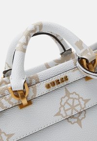 Guess SESTRI LOGO MINI SATCHEL - Rokassoma - white