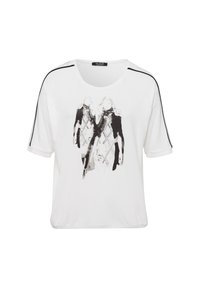 Weißes T-Shirt mit kurzen Ärmeln und rundem Ausschnitt, das mit einem schwarz-grauen Aquarelldruck von Figuren und schwarzen Akzenten an den Schultern gestaltet ist.