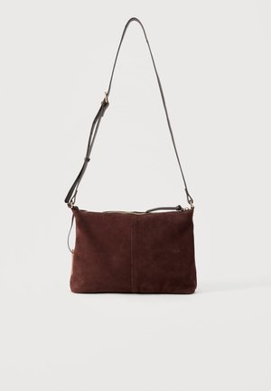 Ciemnobrązowa zamszowa torba na ramię z regulowanym czarnym paskiem i złotym zamkiem błyskawicznym, prezentowana na gładkim białym tle.