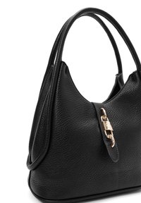 Borsa a tracolla in pelle nera con finitura texture, dotata di chiusura con fibbia dorata e doppio manico per il trasporto.