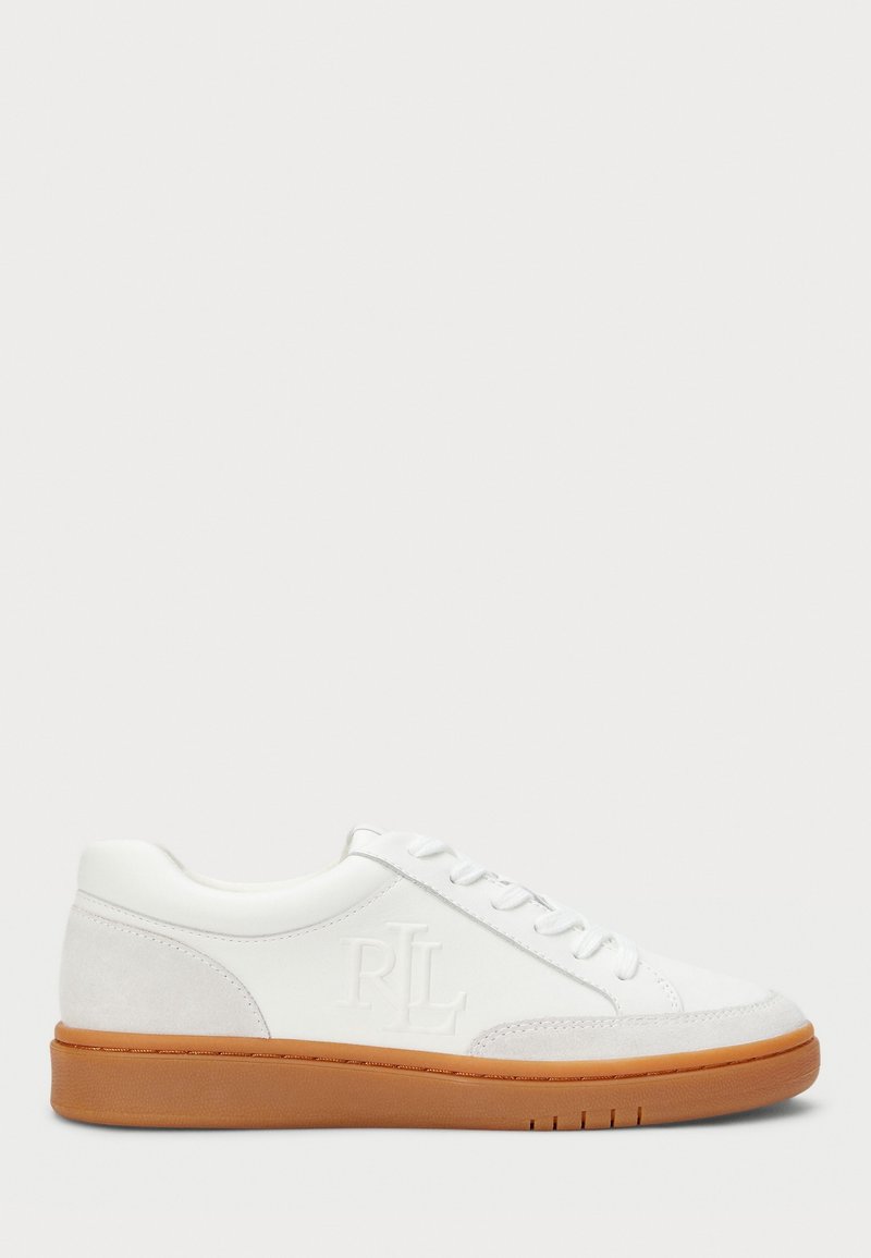 Baskets blanches en cuir avec semelle en gomme, logo embossé en forme de L sur le côté et lacets blancs, vues de l'extérieur.