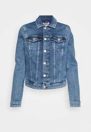 Veste en denim bleu clair, avec un devant à boutons, deux poches poitrine et des manches longues. Tissu texturé avec une coupe ajustée.