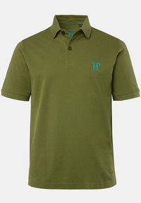 Polo de color verde oliva, de manga corta, con tapeta de tres botones, logotipo bordado en azul "JP" en el pecho, material de algodón, textura lisa.