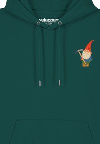 Teal pullover hoodie van zachte stof met een gnome-illustratie met een rode hoed en gereedschap, en een voorste kangoeroezak met trekkoorden.