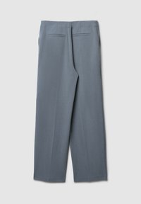 Graue weit geschnittene Hosen aus strukturiertem Stoff haben zwei Gesäßtaschen und einen geraden Schnitt, flach auf einem schlichten Hintergrund ausgelegt.