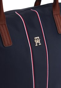 Tommy Hilfiger POPETTE TOTE  - Saco de mão - space blue corp