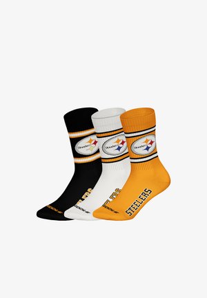 Tres pares de calcetines deportivos: negro, blanco y dorado. Cada uno cuenta con rayas y el logo de los Steelers, con "STEELERS" impreso en el lateral.