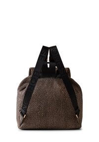 Zaino marrone con trama e spallacci in tessuto nero. Presenta una forma arrotondata e un design minimalista, con motivi sottili e accentuazioni in hardware dorato.