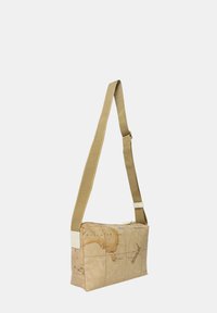 Borsa a spalla rettangolare tan con motivo mappa, tracolla beige e dettagli bianchi. Chiusura con zip nella parte superiore. Texture liscia in tutto.