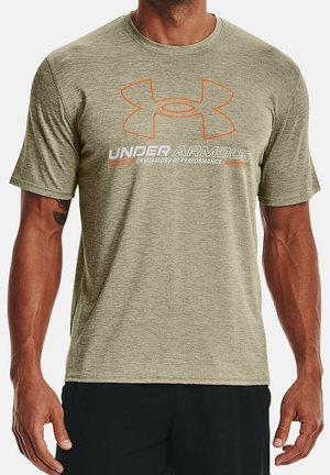 Chemise à manches courtes texturée verte arborant un logo Under Armour orange et le texte "Originators of Performance" en dessous. Design ajusté et sportif.