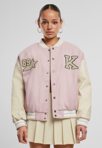 Karl Kani RETRO PATCH STAR OS COLLEGE - Bombejakke - rose lightsand