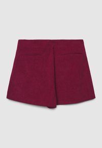 Gonna mini in corduroy bordeaux con due tasche a filetto sul retro, fronte piatto e leggera forma ad A su uno sfondo bianco.