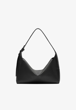 Czarna skórzana torba na ramię o kształcie w kształcie litery V, z teksturowaną powierzchnią, pojedynczym uchwytem i minimalistycznym stylem. Brak widocznych akcesoriów lub ozdób.