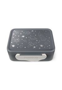 Graue Brotdose mit strukturierter Oberfläche, die silberne, weltraumthematische Designs wie Sterne, Planeten und Raketen aufweist. Weißer Verschluss mit Branding.