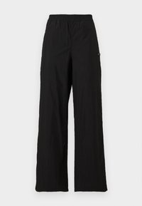 Pantaloni largi negri cu talie elastică, realizați dintr-un material ușor, cu o textură subtilă și un accent cu logo pe lateral.