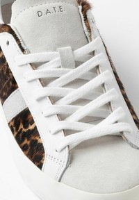 Hvide sneakers med ruskinds- og leopard-print detaljer, flade hvide snørebånd, rund tå og logoet "D.A.T.E." præget på tungen.