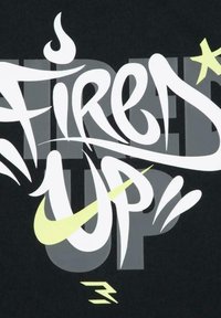 Textile nero con testo audace e stilizzato in bianco e giallo chiaro che recita "FIRED UP", con forme dinamiche e accenti distribuiti nel design.