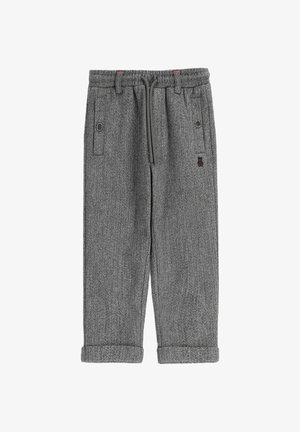 Szare spodnie jodełkowe ze ściągaczem w pasie, przednimi kieszeniami, podwiniętymi mankietami i małym czerwono-czarnym haftowanym detalem.