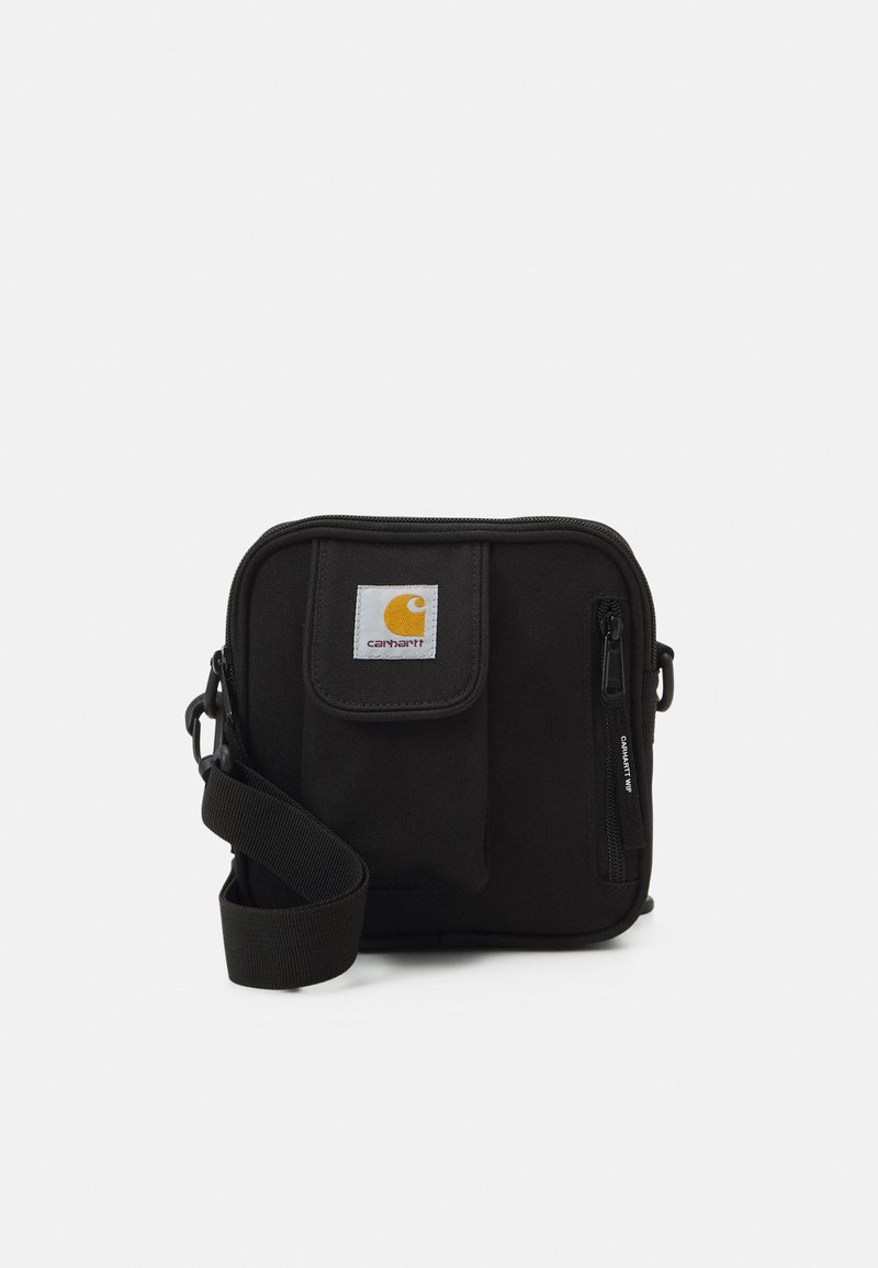 Zwarte schoudertas met een rits hoofdcompartiment, voork pocket, verstelbare strap en een zichtbaar logo op de klep.