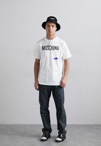 MOSCHINO WITH LOGO PEN INK  - Apdrukāts T-krekls - white
