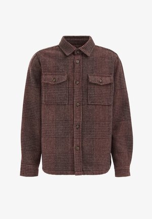 Camisa de franela a cuadros en tonos burdeos y marrones, de manga larga, con cierre de botones en el frente, dos bolsillos en el pecho, tejido texturizado.