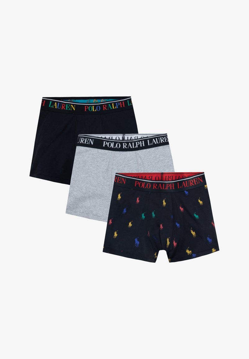 Tres pares de bóxers: uno negro, uno gris y uno azul marino con logos de polo multicolores. Cada uno cuenta con una cinturilla elástica con la marca.