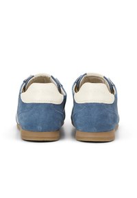 Niebieskie zamszowe buty z jasnobeżowym tylnym panelem i okrągłym czubkiem. Gumowe podeszwy i minimalistyczny design bez ozdób.