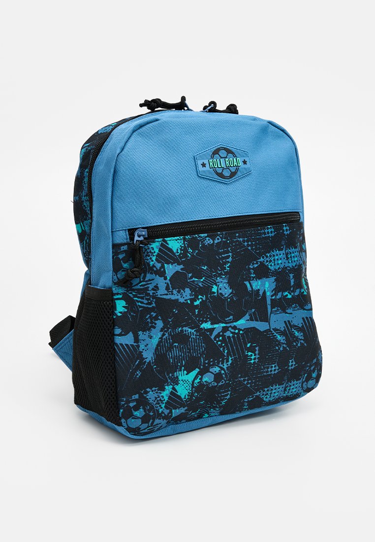 Mochila azul con un patrón geométrico en negro y verde azulado, correas ajustables, bolsillo delantero con cremallera y tela texturizada con bolsillos laterales de malla.