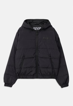 Veste noire rembourrée avec capuche, dotée d'une fermeture éclair à l'avant, de poignets élastiques et de poches latérales. Logo discret sur la poitrine et ourlet côtelé.