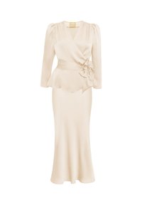 Długa, beżowa sukienka o kroju kopertowym, wykonana z gładkiego materiału, z długimi rękawami, bufkami na ramionach oraz wiązanym detalem w talii, z luźną spódnicą.