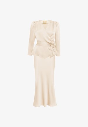 Długa, beżowa sukienka o kroju kopertowym, wykonana z gładkiego materiału, z długimi rękawami, bufkami na ramionach oraz wiązanym detalem w talii, z luźną spódnicą.