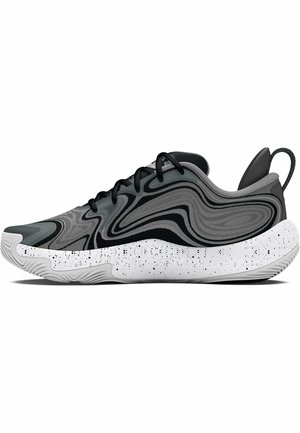 Chaussures de sport avec un motif tourbillonnant gris et noir, une tige texturée, des lacets noirs et une semelle blanche mouchetée.