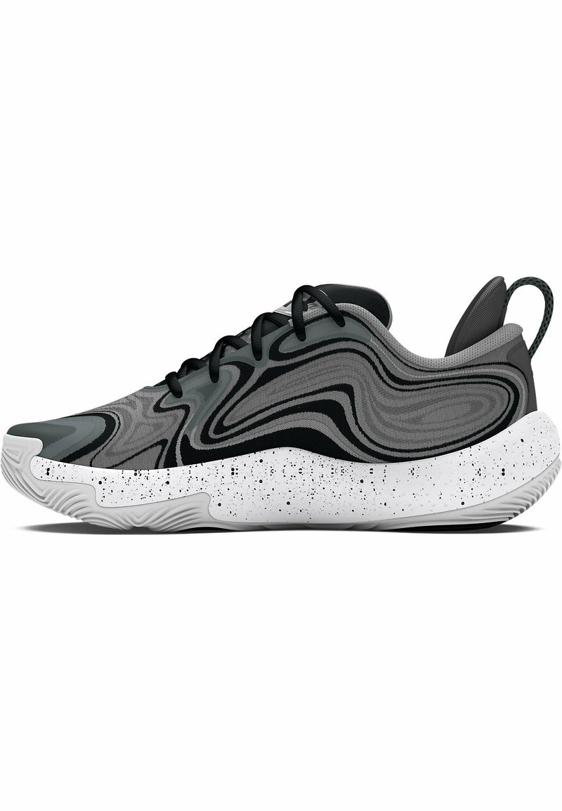 Sportieve schoenen met een draaiend grijs en zwart patroon, een gestructureerde bovenkant, zwarte veters en een wit gespikkelde zool.