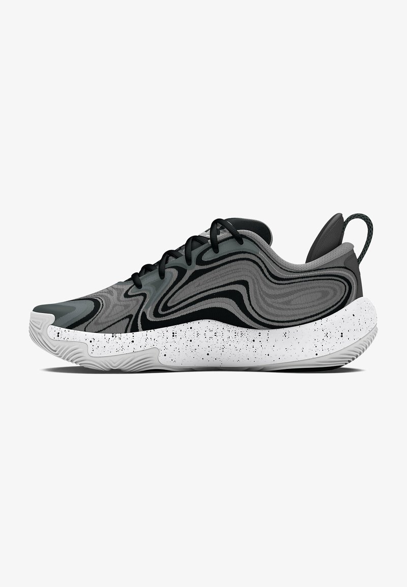 Chaussures de sport avec un motif tourbillonnant gris et noir, une tige texturée, des lacets noirs et une semelle blanche mouchetée.