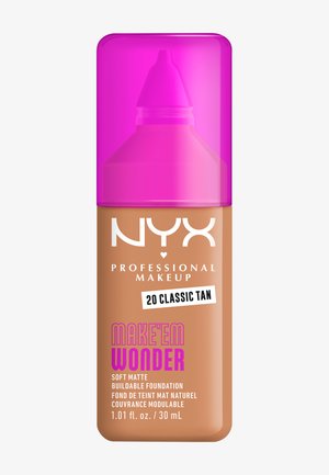 NYX Foundation in Classic Tan zeigt eine braune Flasche mit pinkem Deckel. Der Text enthält "Make’em Wonder" und "Soft Matte Buildable Foundation."
