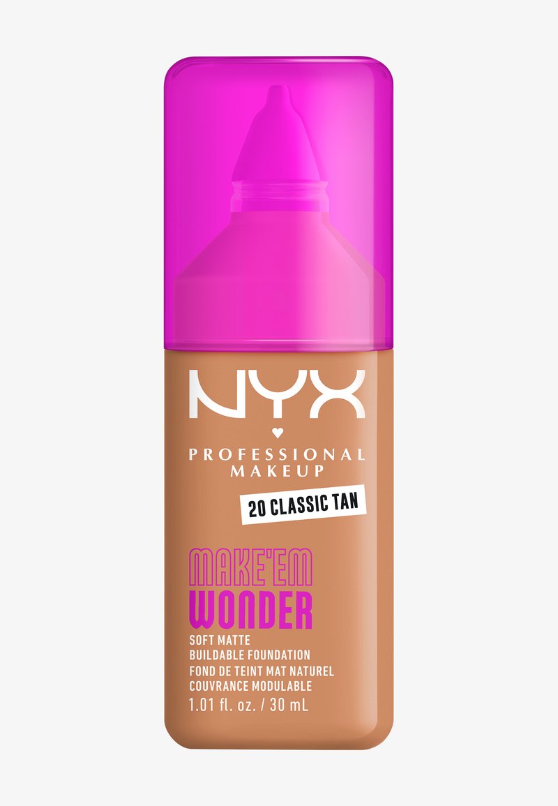 Le fond de teint NYX en Classic Tan présente un flacon brun avec un bouchon rose. Le texte inclut « Make’em Wonder » et « Fond de teint mat doux et modulable. »