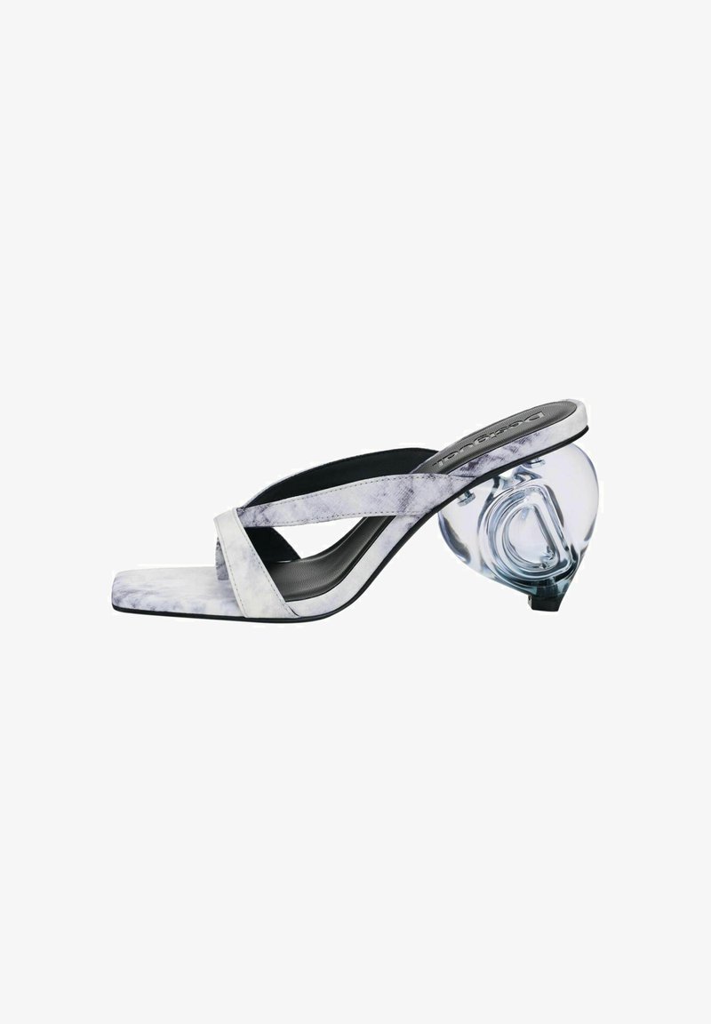 Sandale à bout ouvert blanche et grise avec des brides croisées et un talon sphérique transparent présentant un motif en spirale à l'intérieur.