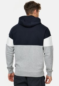 Hættetrøje med et farveblokdesign; navy, hvid og grå sektioner; lavet af blødt bomuldsblanding; ribbede manchetter og kant.