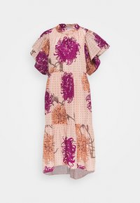 Kukallinen mekko, jossa on vaaleanpunainen tausta violeteilla ja oransseilla kuvioilla, lyhyet röyhelöhihaiset, sekä kerroksellinen helmalinjasto.