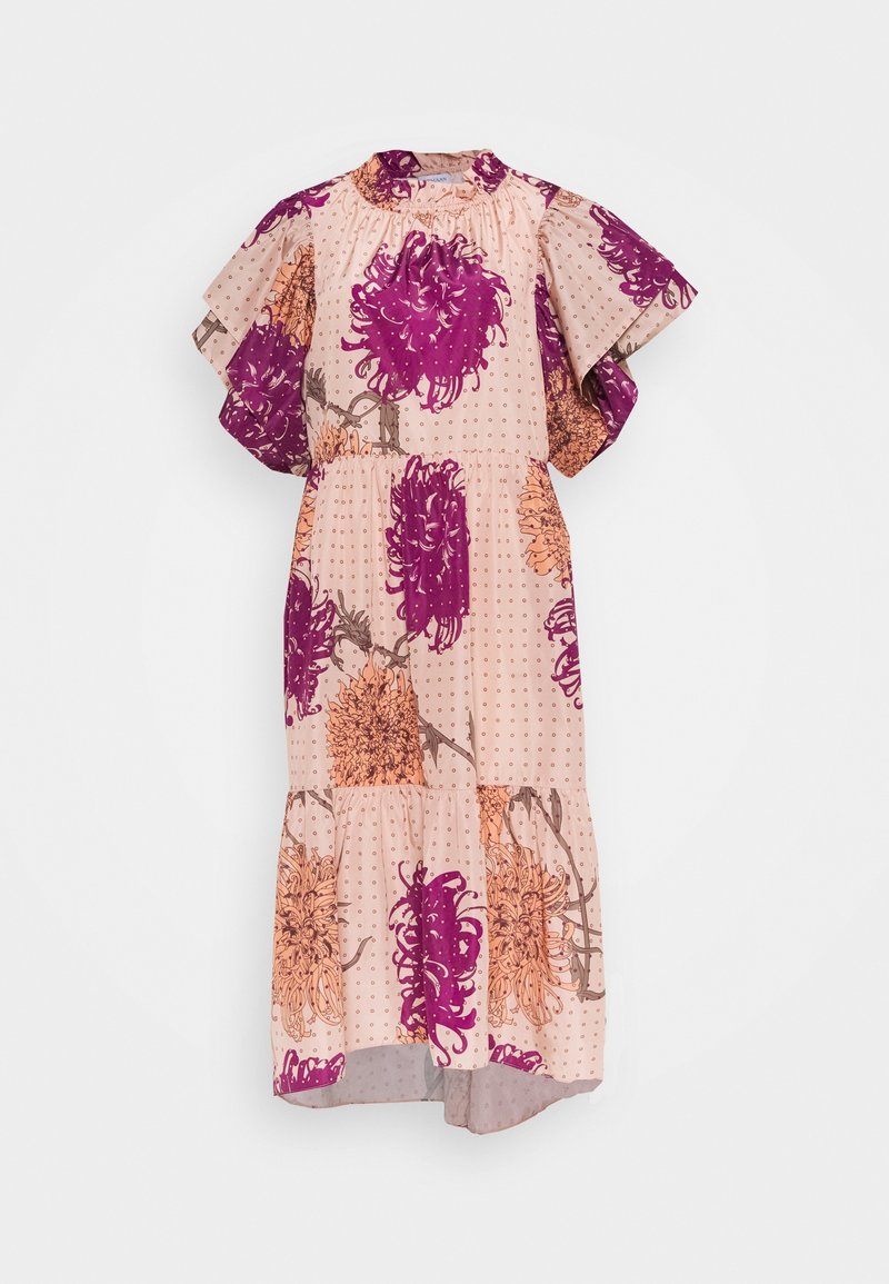 Kukallinen mekko, jossa on vaaleanpunainen tausta violeteilla ja oransseilla kuvioilla, lyhyet röyhelöhihaiset, sekä kerroksellinen helmalinjasto.