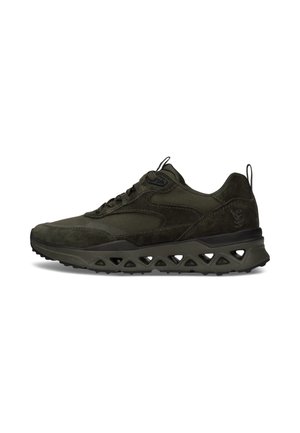 Dunkelgrüner Laufschuh mit gepolsterter Sohle mit dreieckigen Ausschnitten und Schnürverschluss, von der linken Seite auf weißem Hintergrund gezeigt.