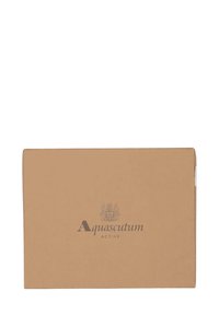 Scatola di cartone marrone con forma rettangolare piatta. Presenta un logo stampato "Aquascutum ACTIVE" insieme a uno stemma decorativo.