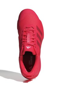 Scarpa sportiva rosa con tomaia in rete e sintetico, superficie testurizzata, lacci prominenti e marchio delle tre strisce. Include dettagli del logo all'interno.