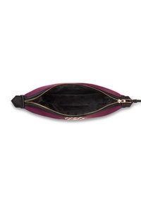 Bordová kabelka typu clutch s hladkým exteriérom, čiernym interiérom, zipsovým uzáverom a dekoratívnym kovovým doplnkom. Má elegantný, predĺžený tvar.