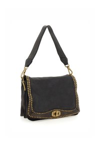 Borsa a tracolla in pelle nera con accenti in metallo dorato lungo i bordi, chiusura a pattina e tracolla. La superficie testurizzata aggiunge dettaglio.