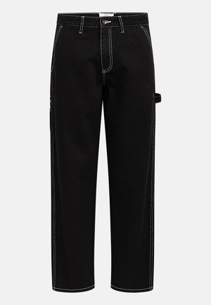 Pantalon en jean noir avec coutures blanches, coupe droite, fermeture par bouton à l'avant, et détail de poche latérale. Texture de tissu durable.