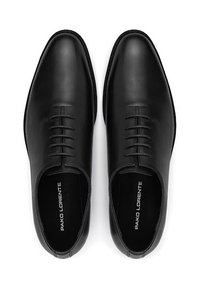Czarne skórzane buty eleganckie o gładkim wykończeniu, z sznurowanym zapięciem, zaokrąglonym noskiem i subtelnymi detalami przeszycia. Wnętrze posiada nazwę marki.