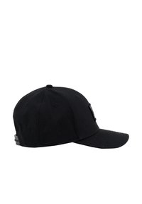 Fekete baseball sapka strukturált elülső résszel, ívelt csúccsal és állítható pánttal. Texturált felülettel és diszkrét márkajelzéssel rendelkezik.